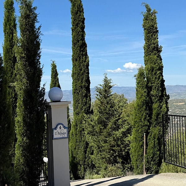 entree-benb-el-refugio-alcaucin-malaga