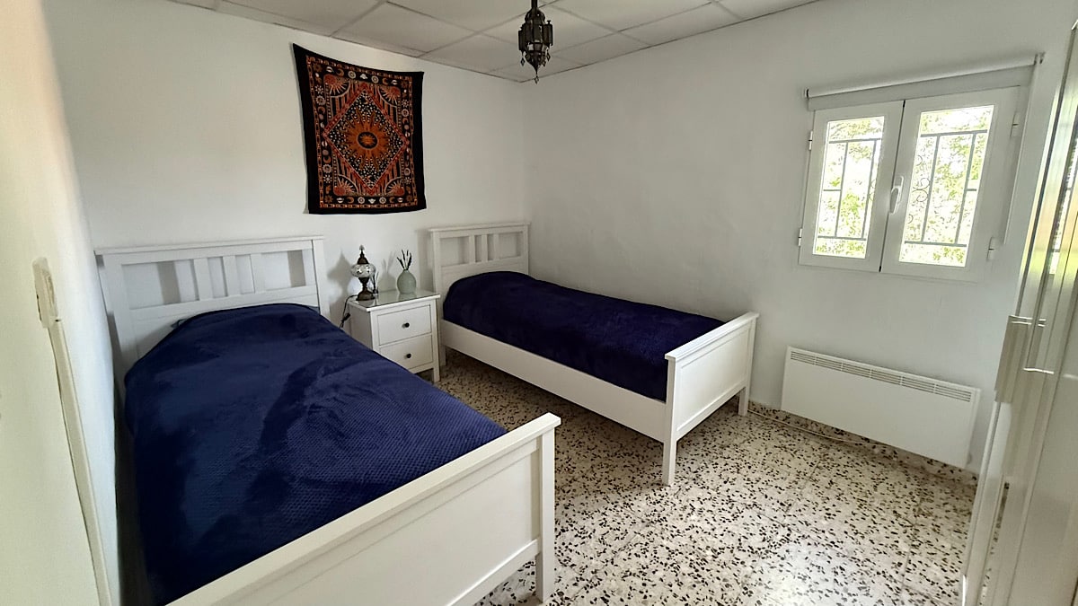 gezellige-slaapkamer-bij-casa-de-lucas-met-twee-eenpersoonsbedden