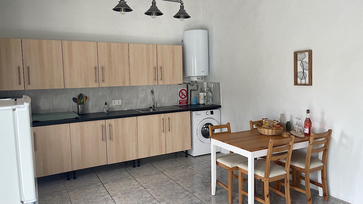 goed-uitgeruste-keuken-met-eettafel