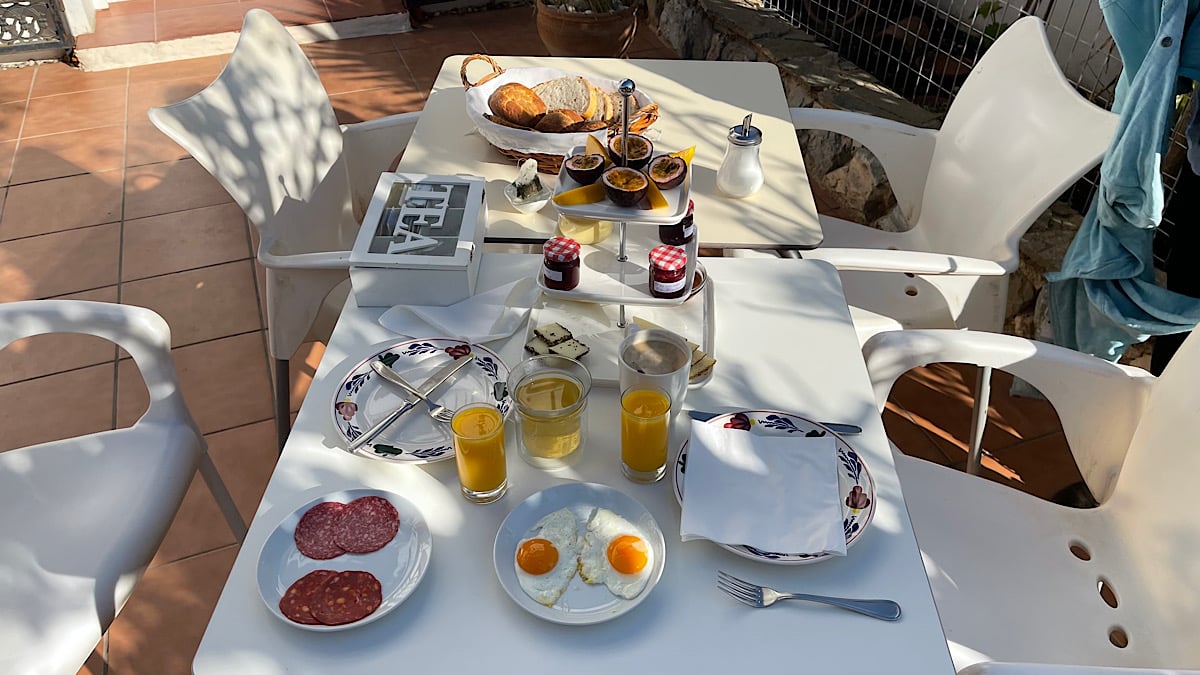 heerlijk-ontbijt-bij-casa-nuestro-sueno-benb-oria-almeria