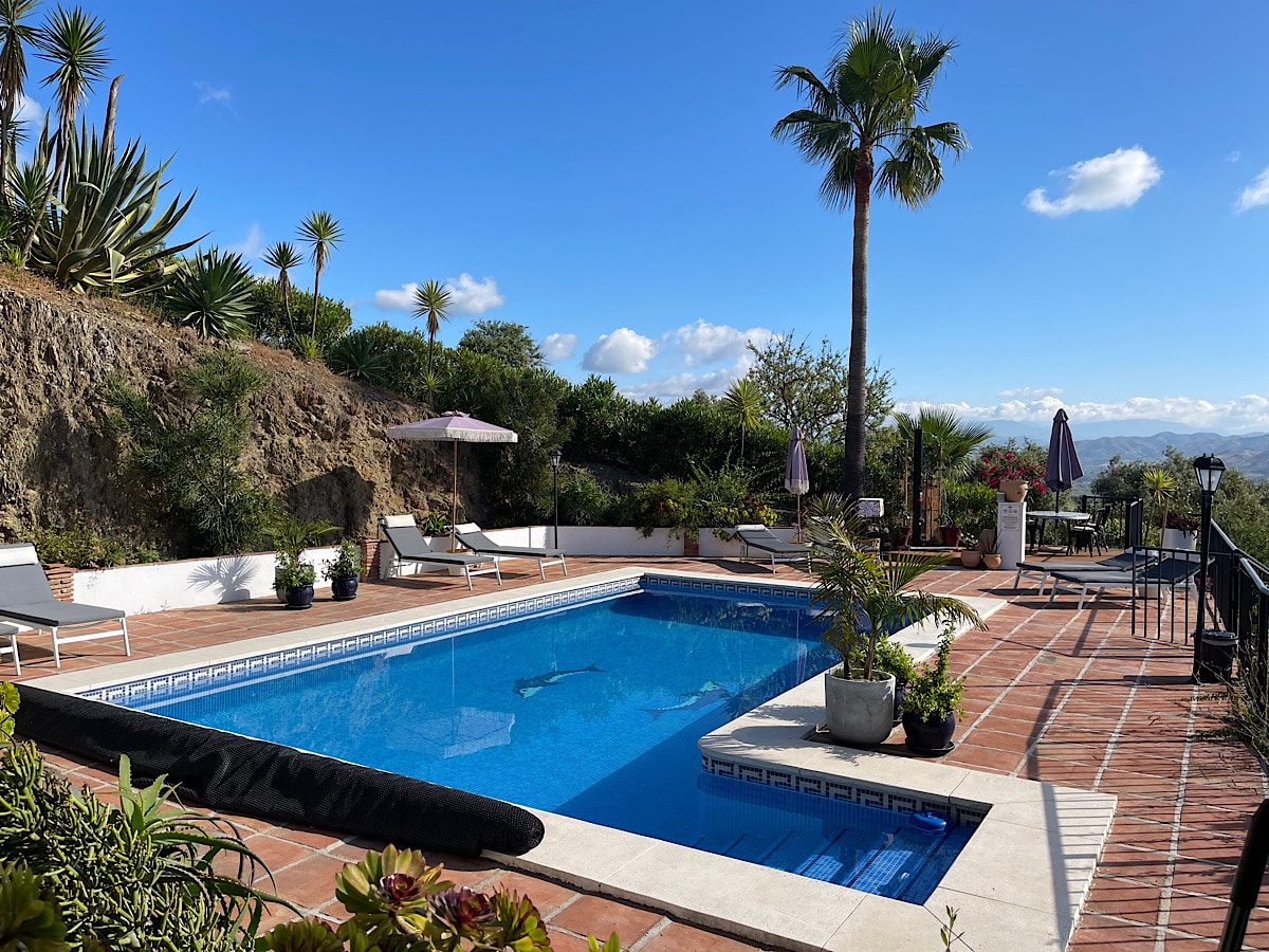 het-heerlijke-zwembad-van-finca-flamenco-benb-malaga