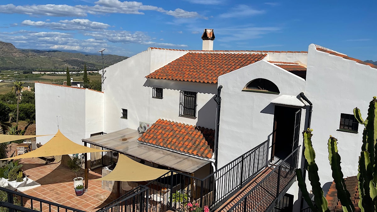het-huis-met-de-gastenverblijven-van-benb-finca-flamenco-pizarra-malaga