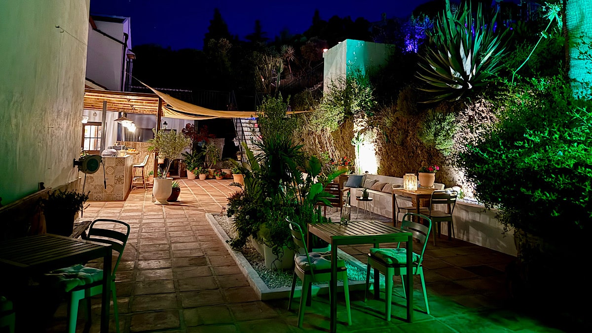 het-terras-van-finca-flamenco-in-het-avondlicht
