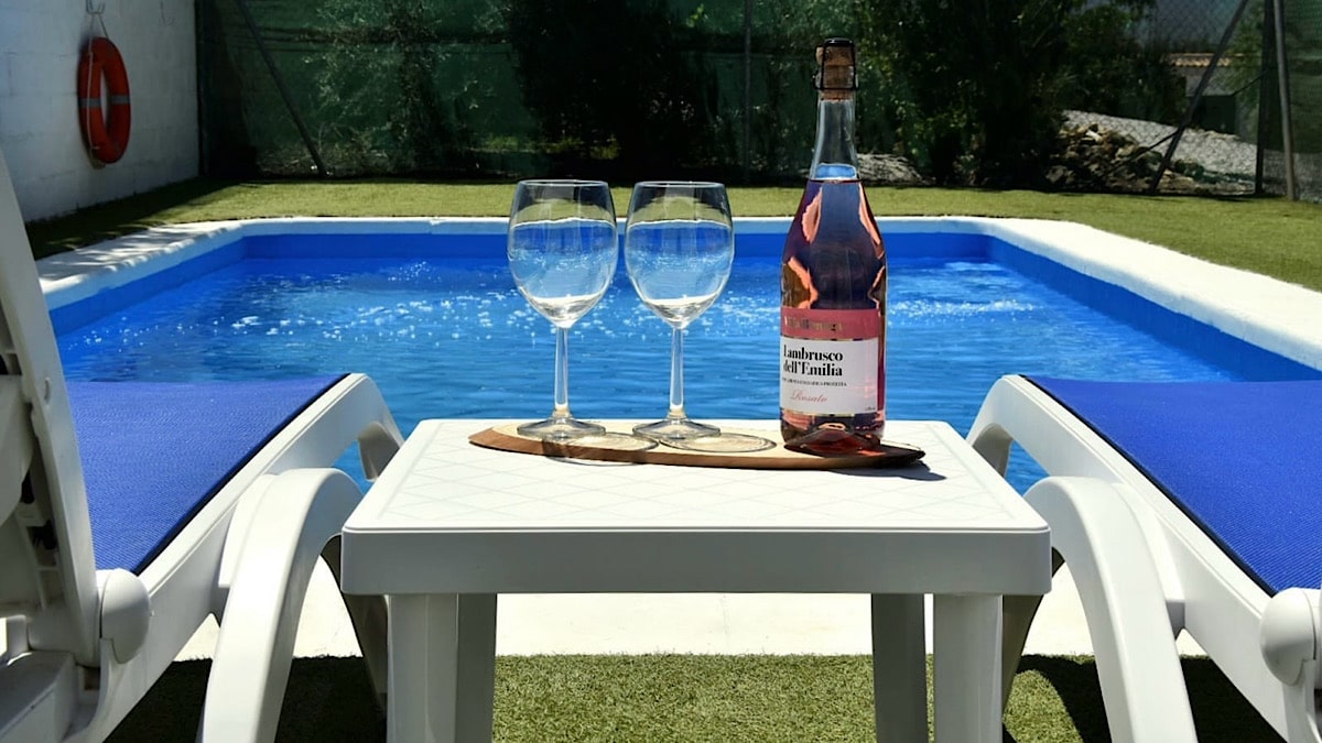 lekker-drankje-bij-casa-de-lucas-aan-het-zwembad