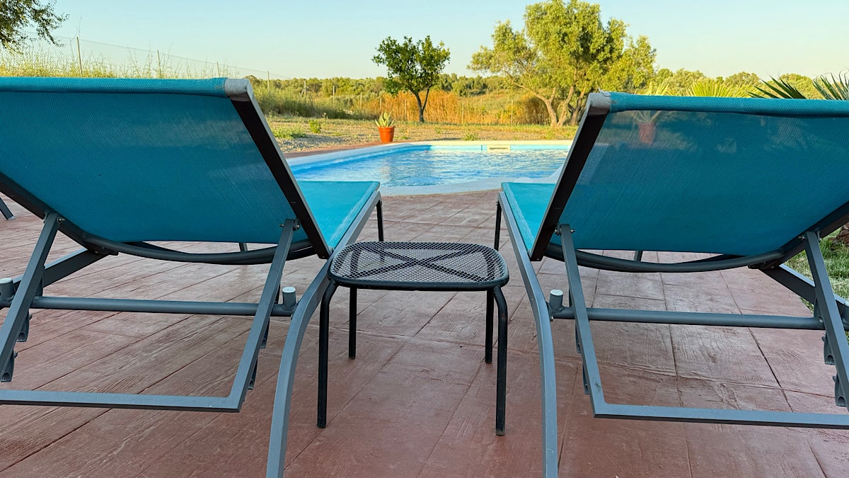 ligstoelen-bij-het-zwembad-hacienda-donaire-beas-huelva