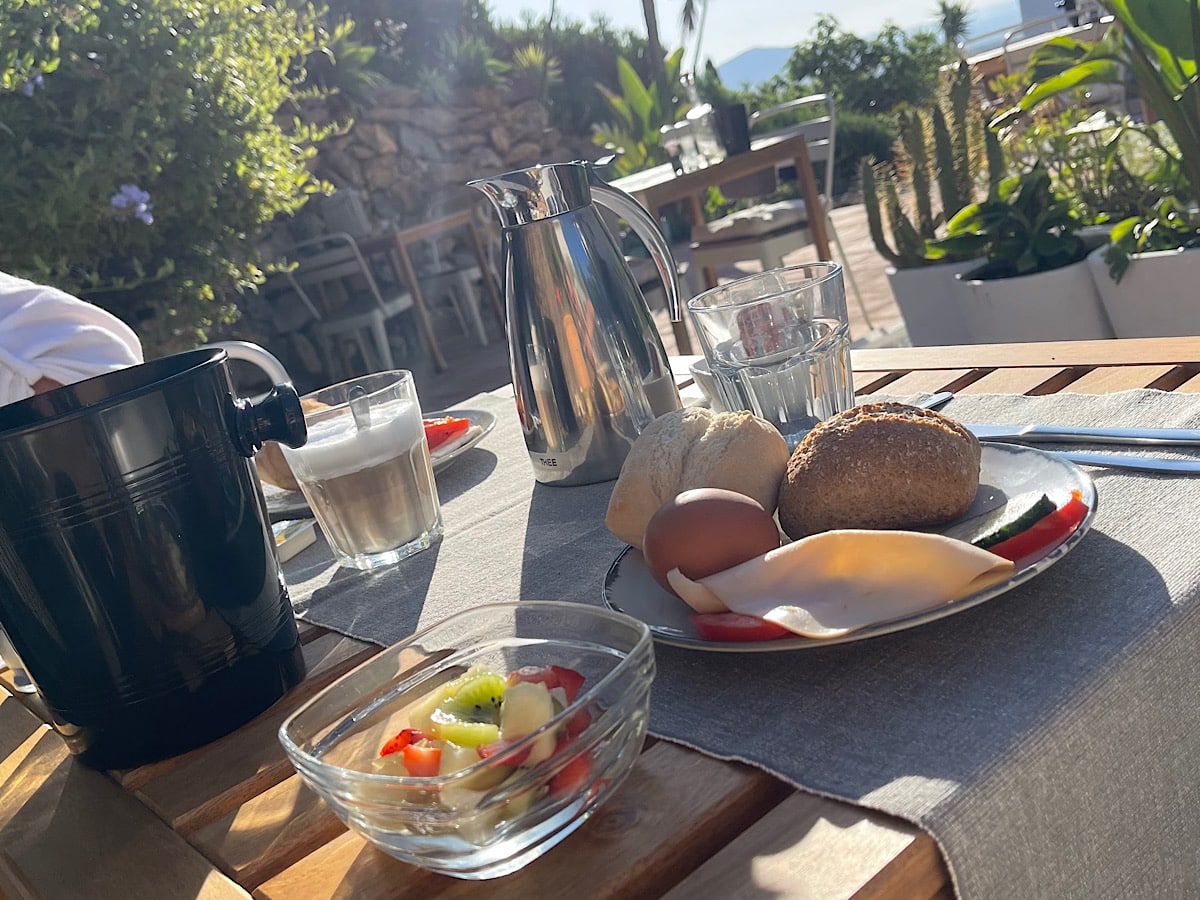 ontbijten-in-de-zon-bij-finca-flamenco-benb-malaga