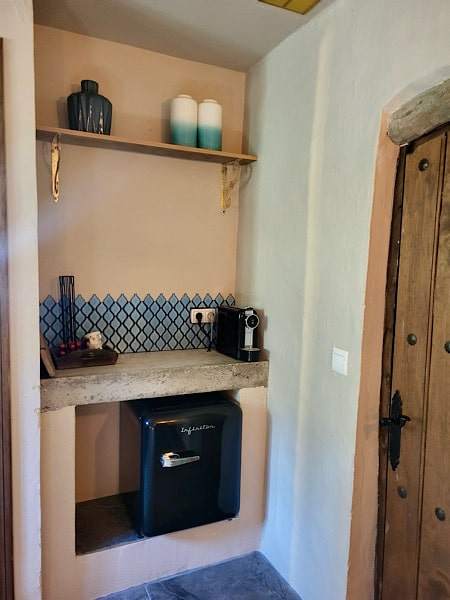 studio-el-mejillon-finca-conchales-hoekje-met-koelkast-en-koffiefaciliteiten