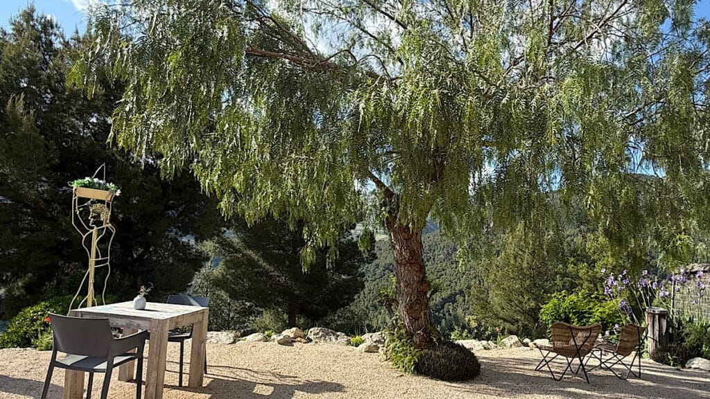 tuin-bomen-zitjes-ornamenten-benb-el-refugio-alcaucin-malaga