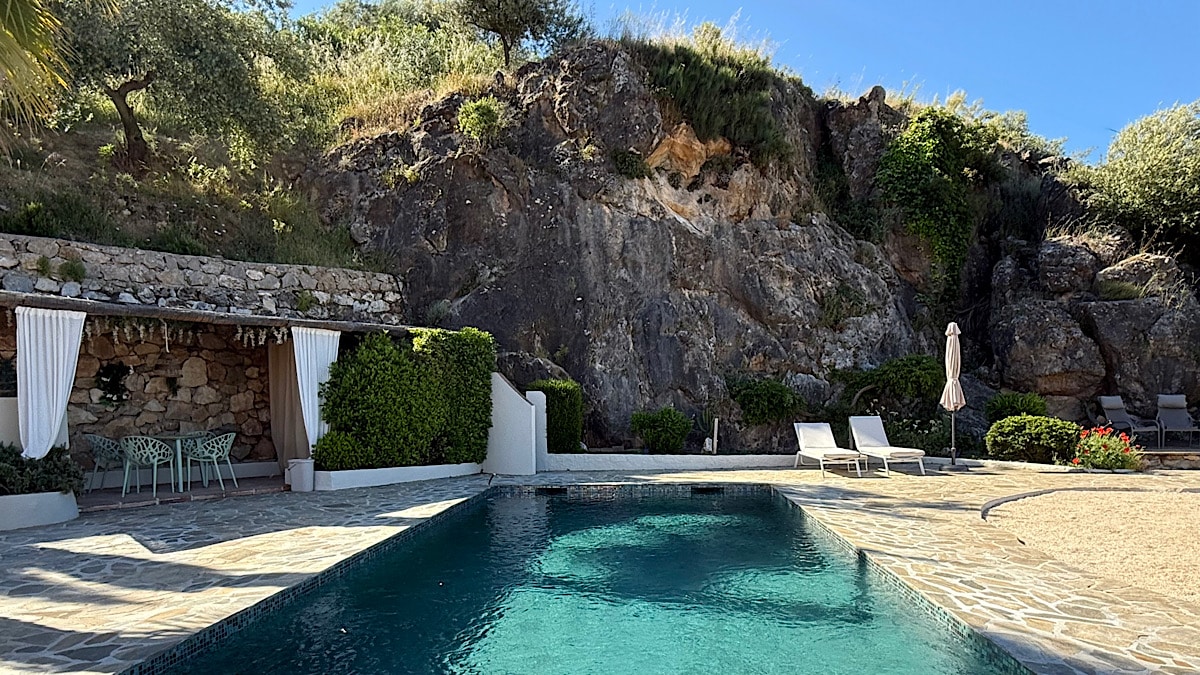 zwembad-douche-zitje-ligbedden-el-refugio-alcaucin-andalusie