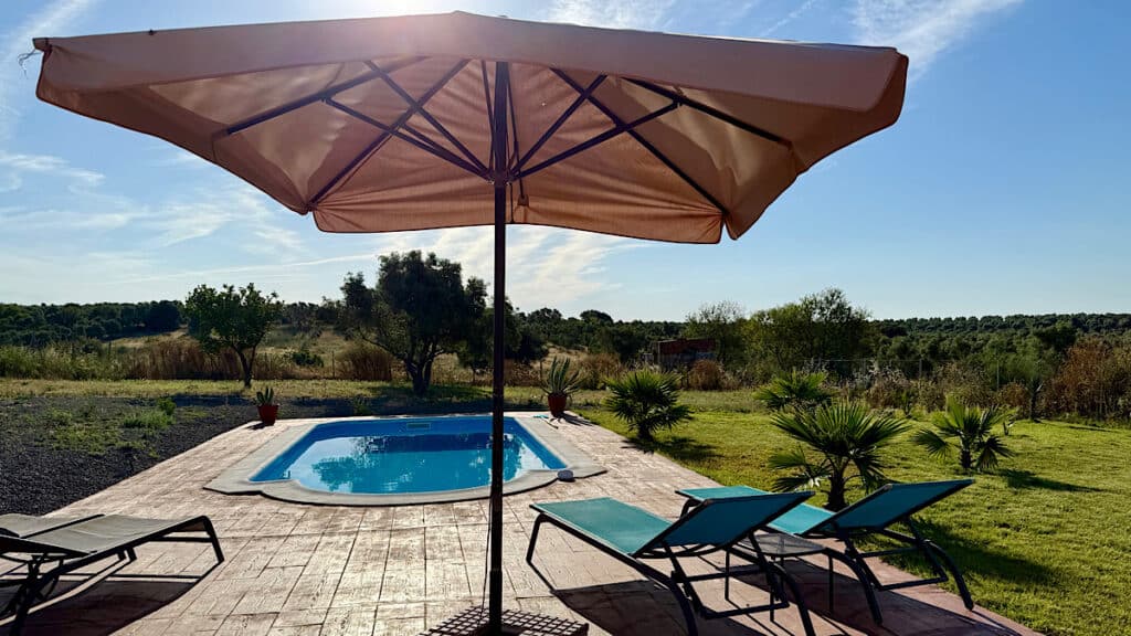 zwembad-ligstoelen-parasol-hacienda-donaire-beas-huelva