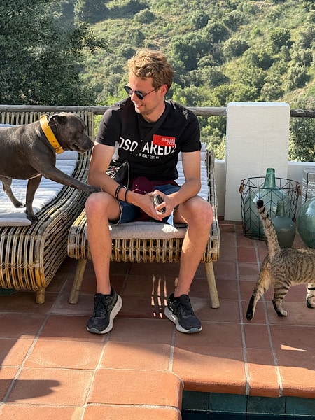 bart-met-hond-koko-bij-het-zwembad