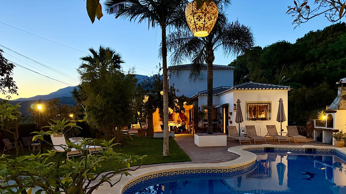 casa-del-palta-tuin-zwembad-avond-verlichting