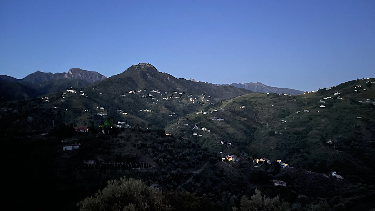 de-vallei-in-het-avondlicht-torrox-andalusie