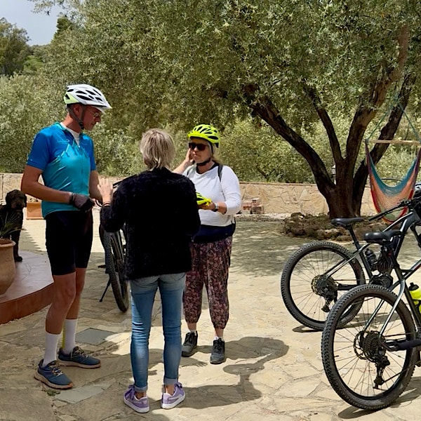 helm-passen-voor-vertrek-andaluz-e-bikes-alcaucin