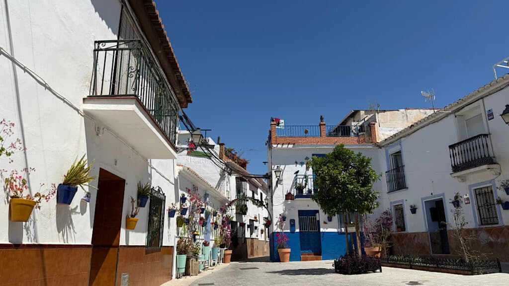 ommuurde-wijk-la-villa-velez-malaga-andalusie