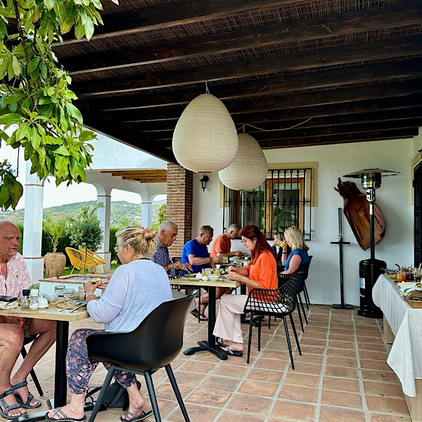 ontbijt-patio-casa-del-palta-canillas-de-albaida