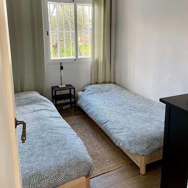 slaapkamer-2-eenpersoonsbedden-vakantiehuis-estrella-hacienda-donaire-beas-huelva-andalusie