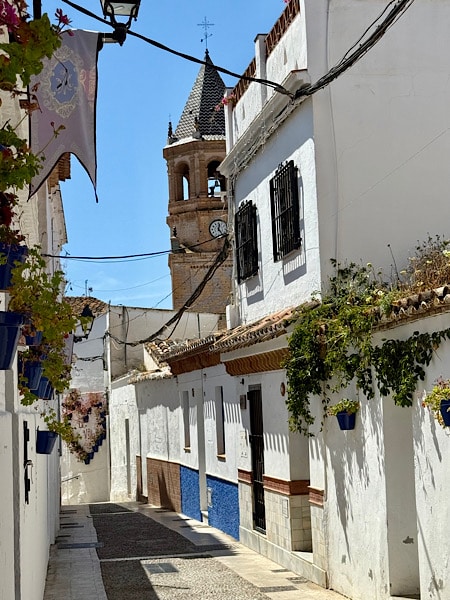 straatje-wijk-la-villa-velez-malaga-met-toren