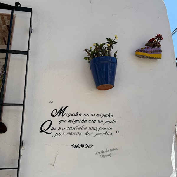 velez-malaga-la-villa-teksten-op-de-muur