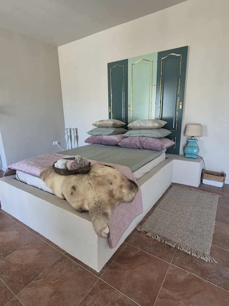 zijaanzicht-bed-gastenverblijf-el-caracol-benb-finca-conchales
