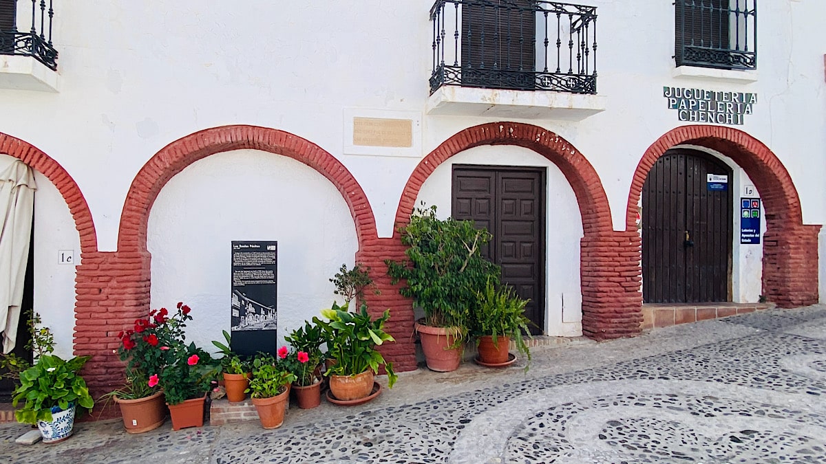 bakstenen-arcade-van-het-oude-pakhuis-frigiliana