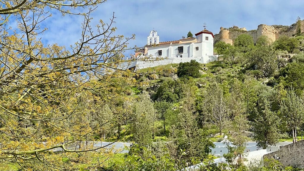 blik-op-de-ermita-en-muren-kasteel-cartama-malaga