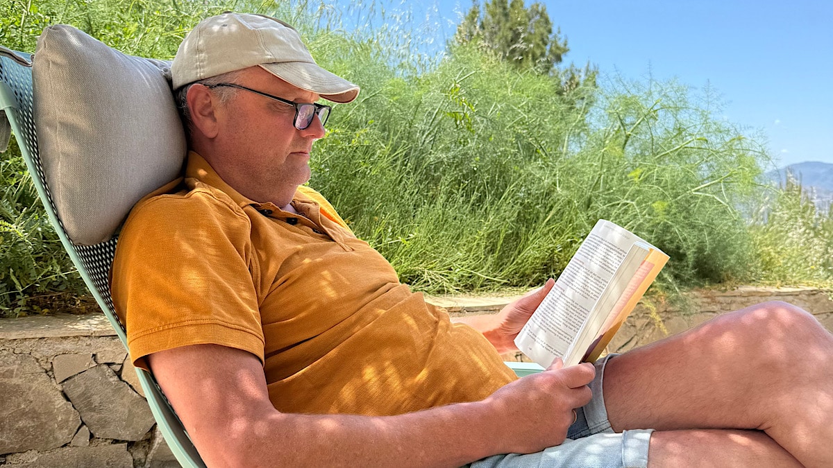 erik-lezend-op-terras-bij-bb-el-refugio-alcaucin