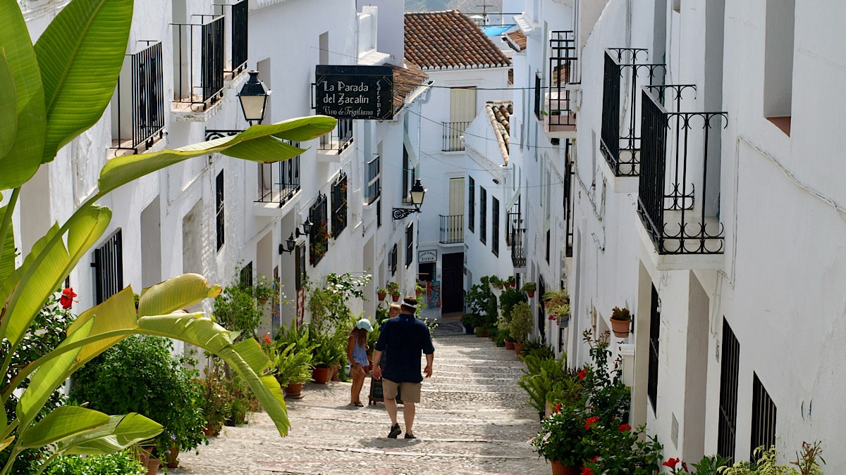 frigiliana-malaga-andalusie-trappen-wit-straatje