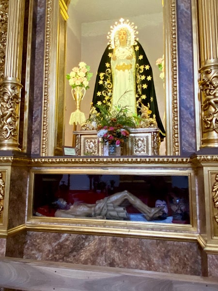 iglesia-de-san-antonio-mariabeeld-en-jezus-in-kist-frigiliana-malaga