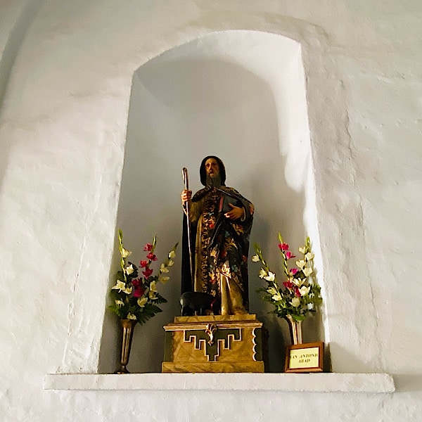 san-antonio-beeld-in-de-kerk-frigiliana-andalusie
