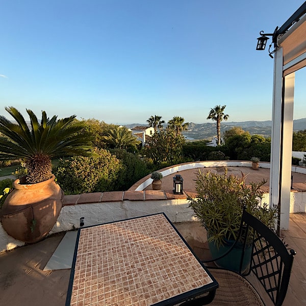 uitzicht-op-meer-vinuela-vanaf-terras-restaurant-cantueso-periana