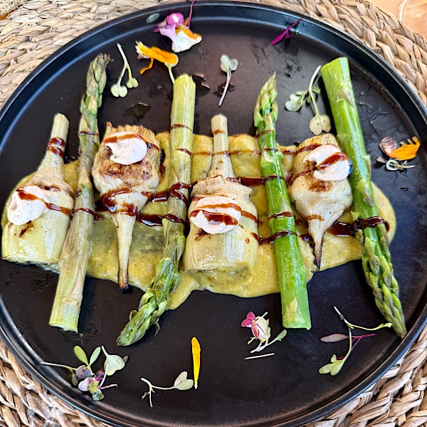 voorgerecht-met-asperges-en-artisjokken-restaurant-cantueso-periana