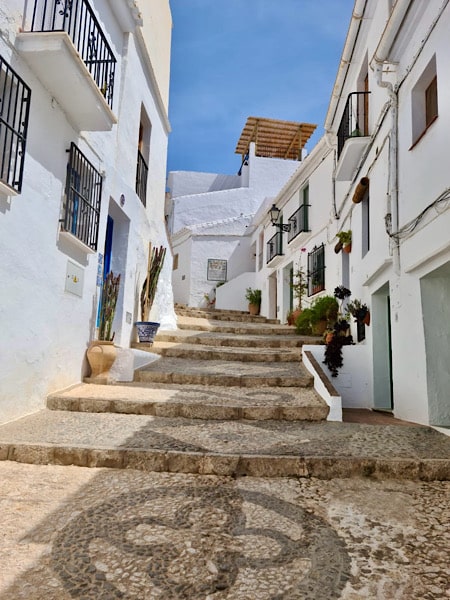 wit-dorp-frigiliana-geplaveid-straatje