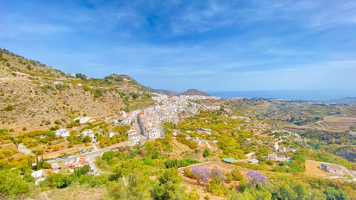 zicht-op-het-witte-dorp-frigiliana-andalusie