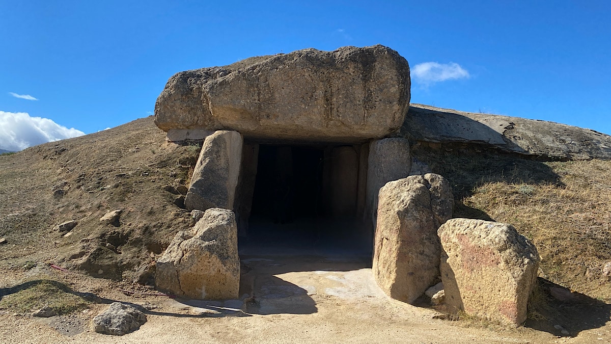 antequera-dolmen-de-menga