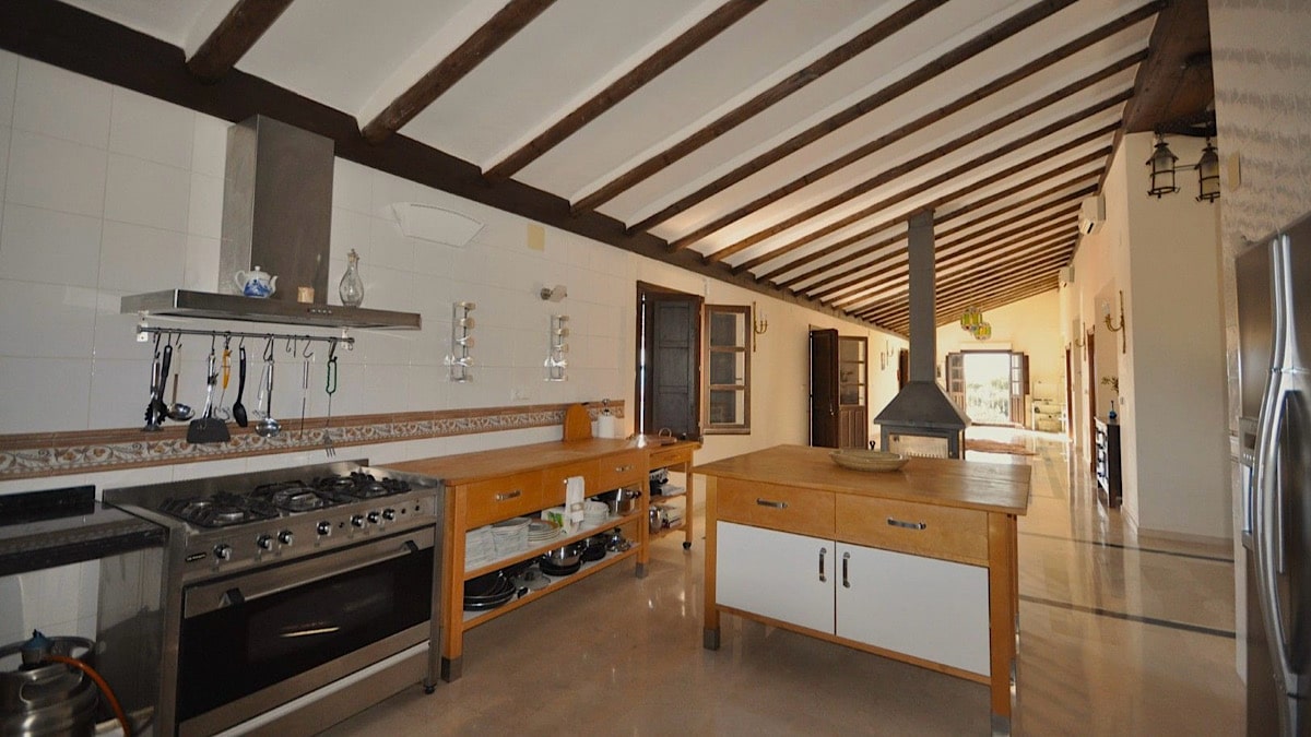 compleet-uitgeruste-keuken-in-de-spaanse-cortijo-tocon-granada