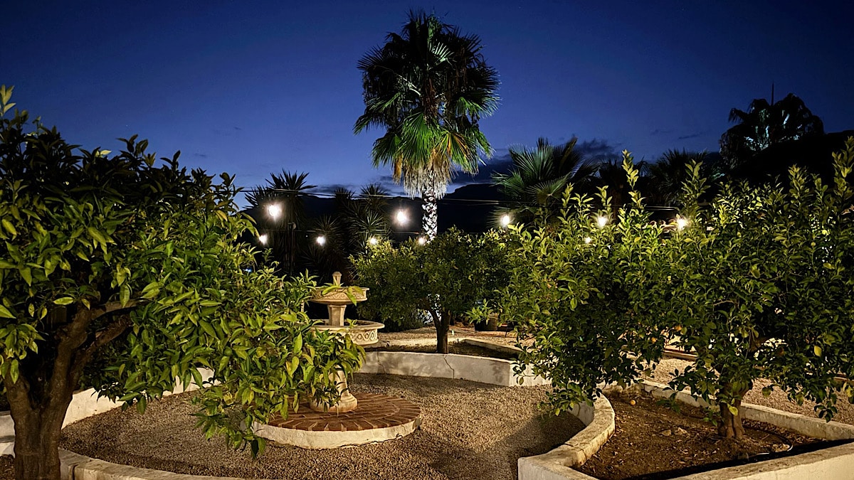 de-tuin-van-hacienda-riogordo-in-het-avondlicht