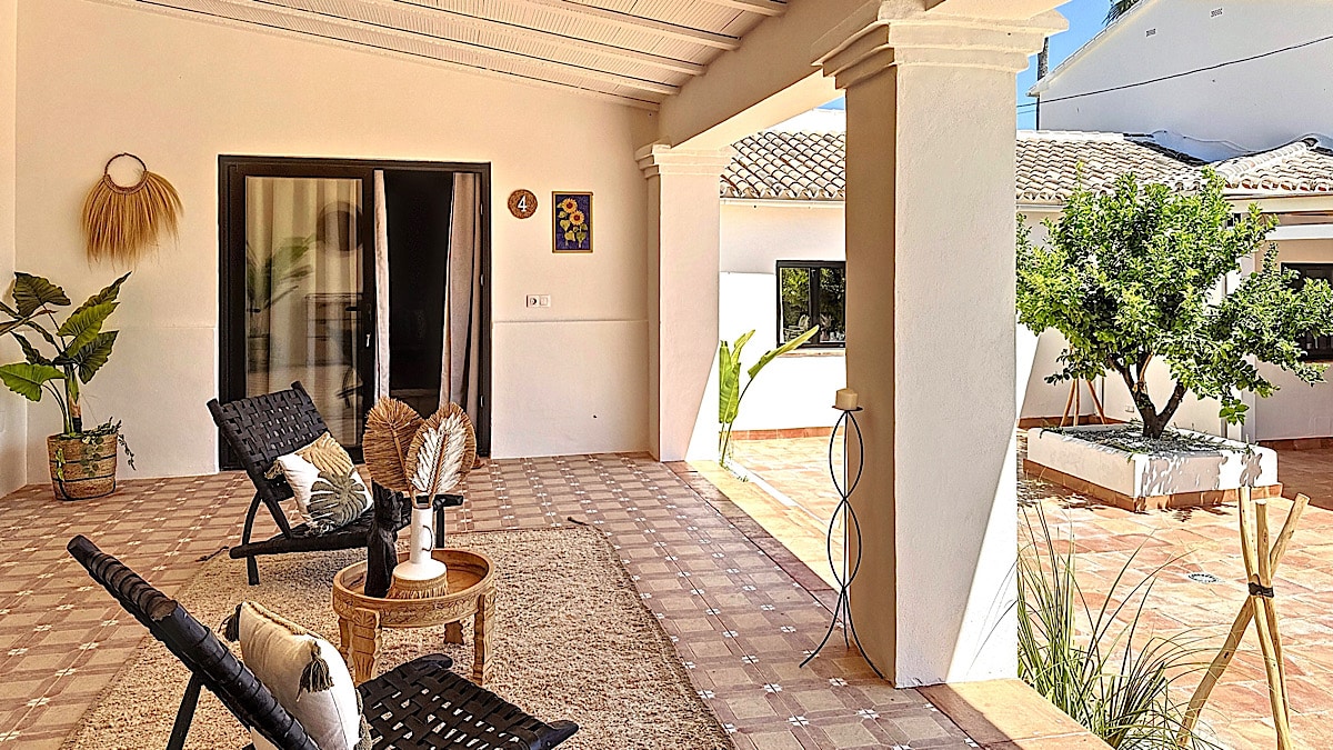 fraai-terras-bij-te-koopstaande-benb-periana-malaga
