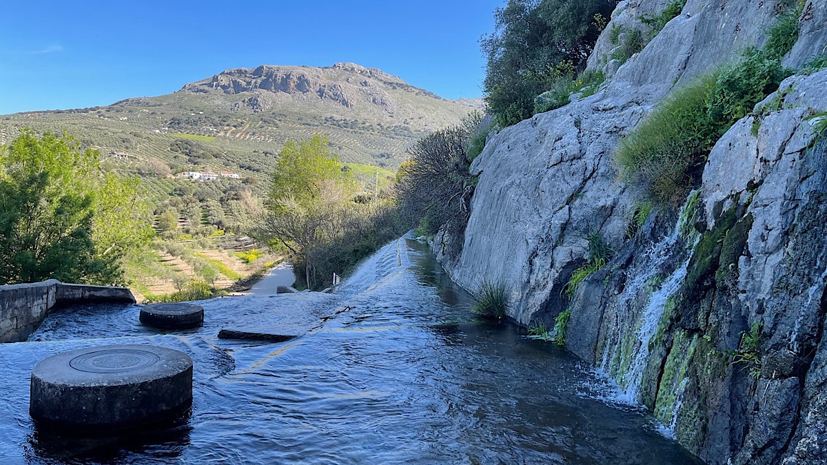 fuente-de-los-cien-canos-met-uitzicht-op-de-omliggende-bergen