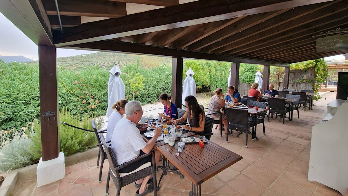 gasten-bij-hacienda-riogordo-aan-het-ontbijt