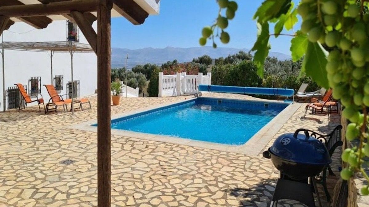 het-buitenterrein-van-de-cortijo-met-zwembad