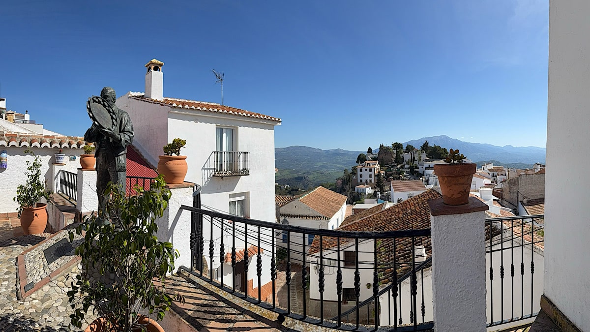 het-witte-dorp-comares-in-de-provincie-malaga-andalusie