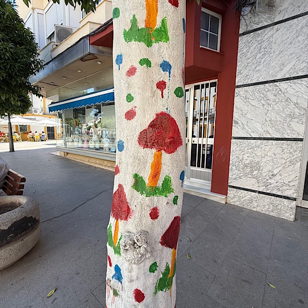 nerva-huelva-beschilderde-boomstam-met-paddestoeltjes
