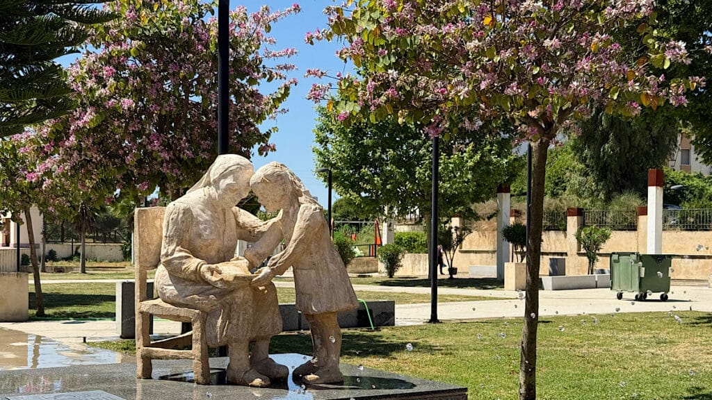 park-in-nerva-met-standbeeld-vrouw-met-kind