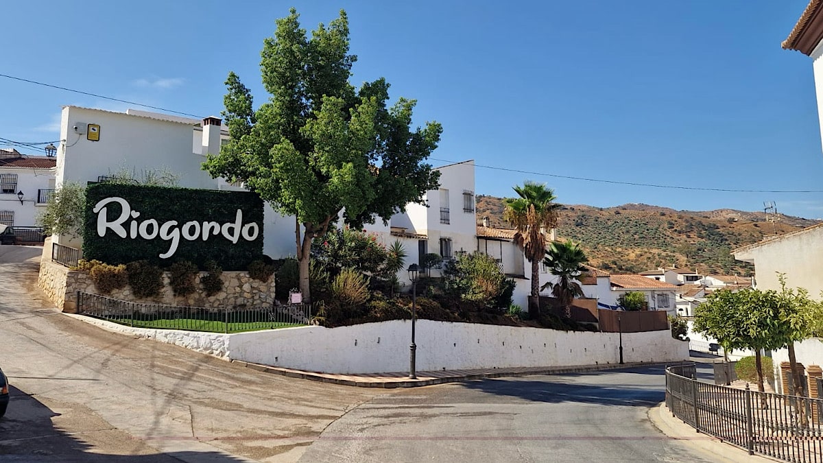 riogordo-kruispunt-met-naambord-malaga