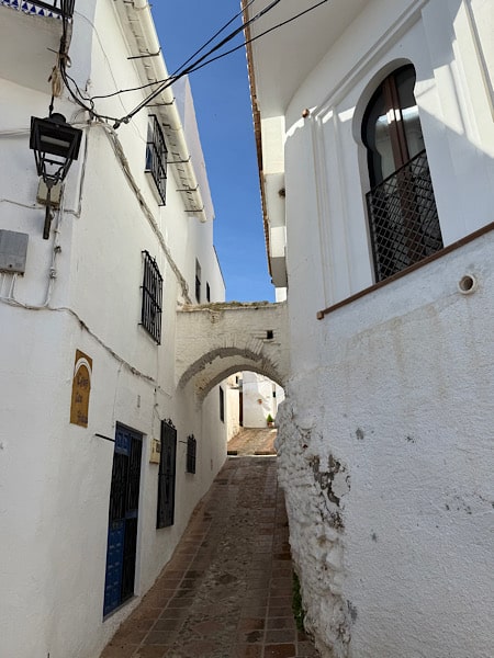 smal-straatje-met-bogen-comares-malaga