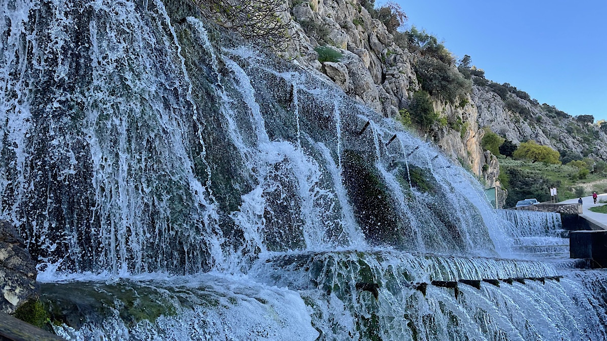 spectaculaire-beelden-bij-fuente-de-los-cien-canos