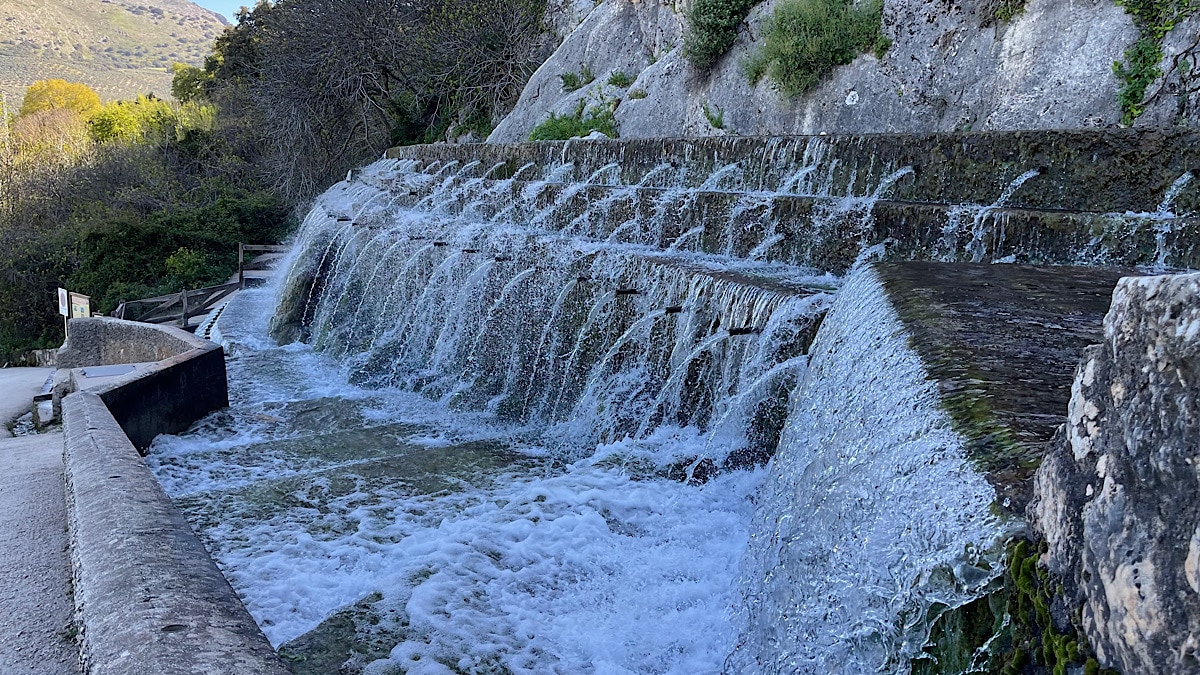 stromend-water-in-de-fuente-de-los-cien-canos-axarquia-malaga