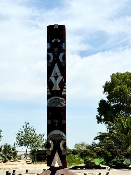 totempaal-palos-de-la-frontera-voor-museo-muelle-de-las-carabelas