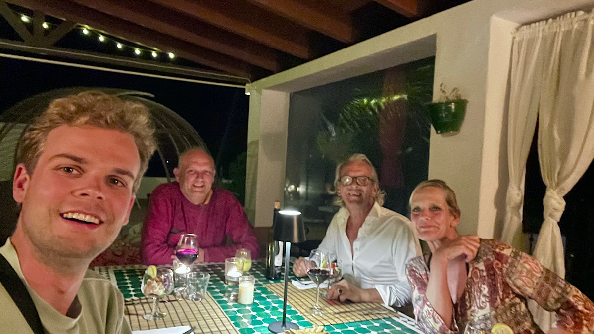 bart-en-erik-aan-tafel-met-erik-en-natascha-de-eigenaren-van-casa-la-calera